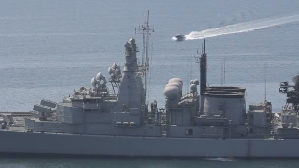 Speedboten en militaire schip in de haven — Stockvideo