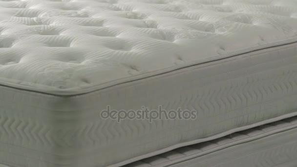 Roterende nieuwe matrassen — Stockvideo