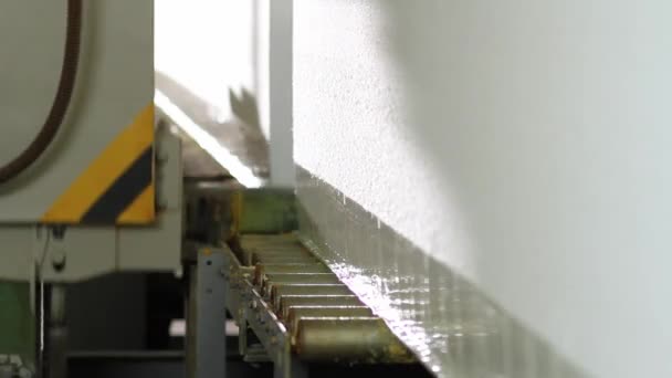 매트리스 공장에서 거품의 흰색 블록 — 비디오