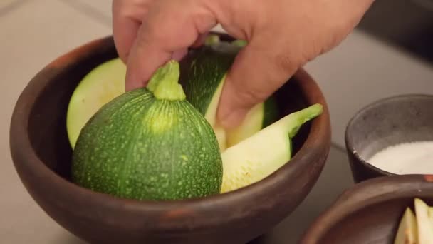 Zucchini som placeras på stekpanna — Stockvideo