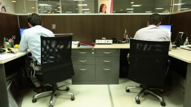 Personnes travaillant au bureau — Video