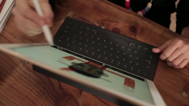 Dijital tablet üzerinde göstermek için kalemi kullanan kadın — Stok video