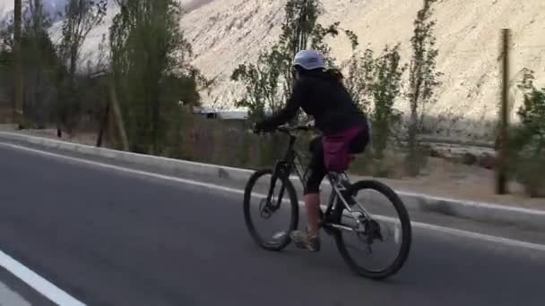 Frau fährt Fahrrad — Stockvideo