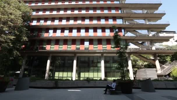 Estudiante de Campus y edificio — Vídeo de stock