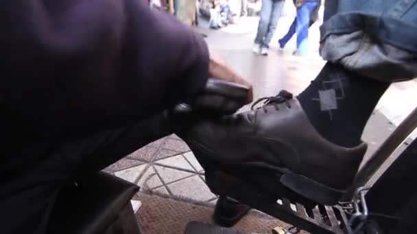 Pessoa brilhante sapatos de couro — Vídeo de Stock