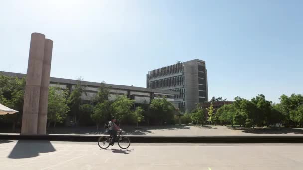 Cyklisten framför byggnaden — Stockvideo