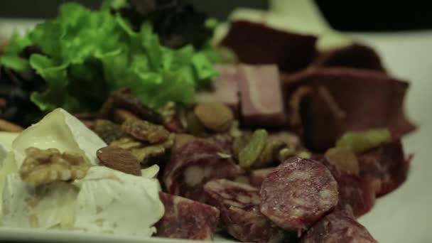 Bandeja mixta de salami y quesos con frutos secos — Vídeos de Stock
