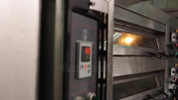 Chef-kok lade ingebruikneming industriële oven — Stockvideo