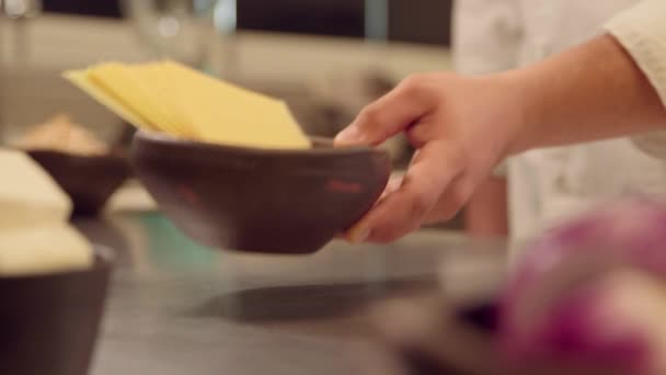 Chef-kok bereidt een schotel — Stockvideo