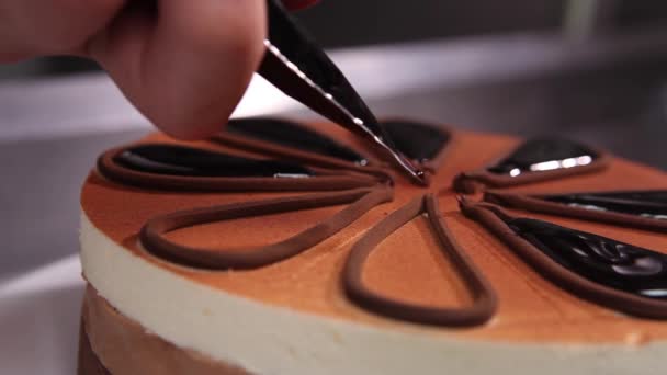 Шеф-кухар прикрашати торт — стокове відео