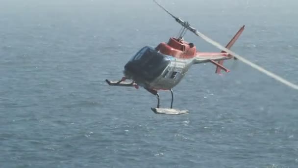Helikopter vliegen over strand — Stockvideo