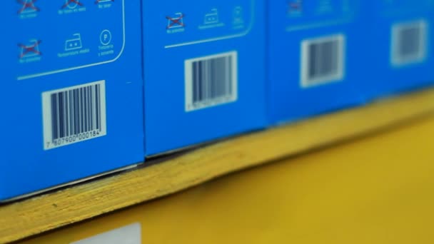 Scannen van barcodes op dozen — Stockvideo