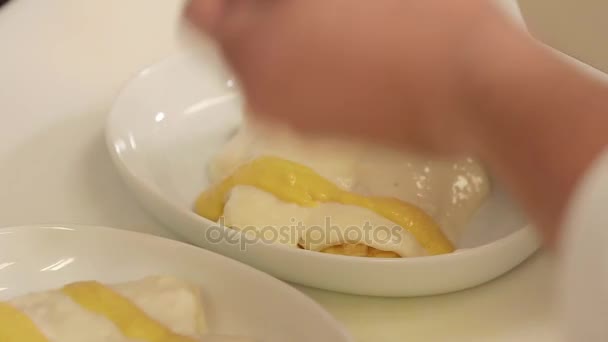 Chef prepara un plato — Vídeos de Stock