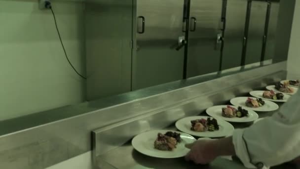 Platos de ensalada en la mesa — Vídeos de Stock