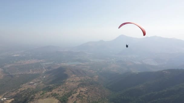 Paraglider van twee mensen paragliding — Stockvideo