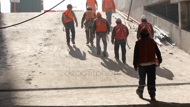 Trabajadores de la construcción saliendo del sitio — Vídeos de Stock