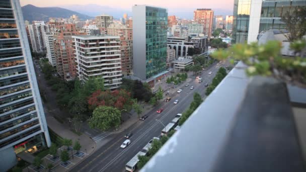 Jardín y coches de calle — Vídeos de Stock