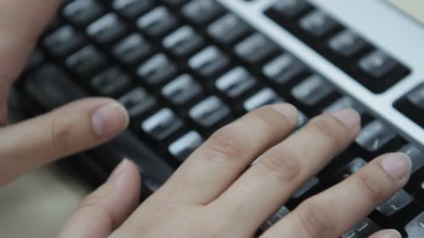 Hombre escribiendo en el teclado — Vídeos de Stock