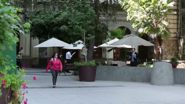 Campus studenter promenader — Stockvideo