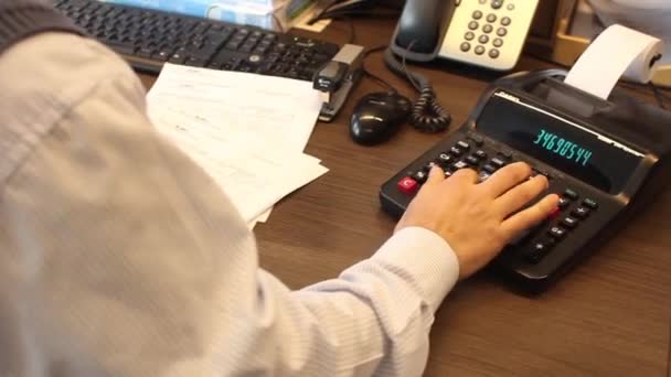 Office hesap makinesi yakın çekim — Stok video
