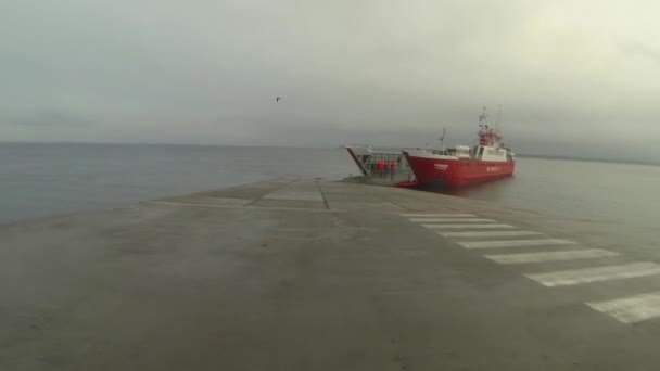 Barco de embarque no dia nublado — Vídeo de Stock
