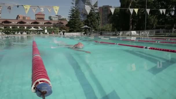 Schwimmer schwimmt im Pool — Stockvideo