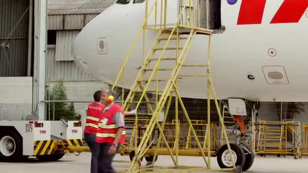 Escalera de posicionamiento del personal del aeropuerto — Vídeos de Stock