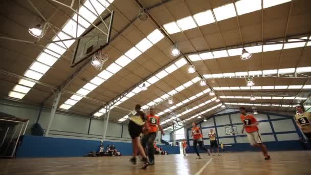 Cancha de baloncesto con jugadores — Vídeo de stock