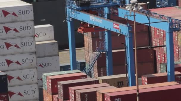 Промышленные крановые контейнеры — стоковое видео