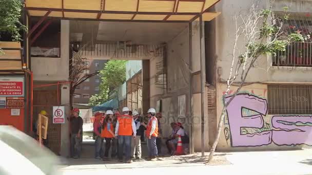 Byggnadsarbetare som samlades utanför — Stockvideo