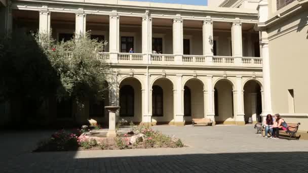 Estudiantes de campus en el patio — Vídeo de stock