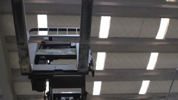 Carretilla elevadora de un pequeño camión de carga — Vídeos de Stock