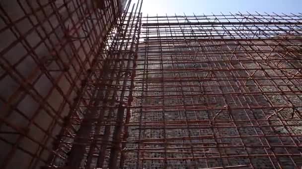 Estrutura metálica de um edifício de concreto armado na construção — Vídeo de Stock