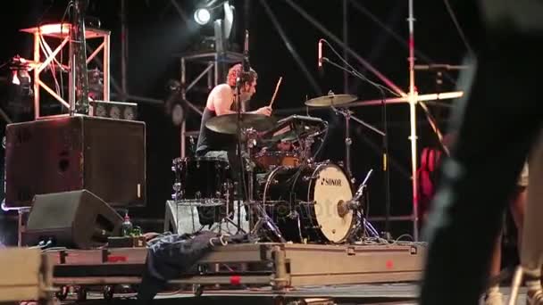 Baterista marca uma batida em seu kit de bateria — Vídeo de Stock