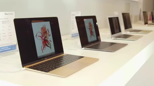 Apple bärbara datorer i en butik — Stockvideo