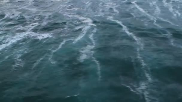 Pentole sopra le onde dell'oceano . — Video Stock