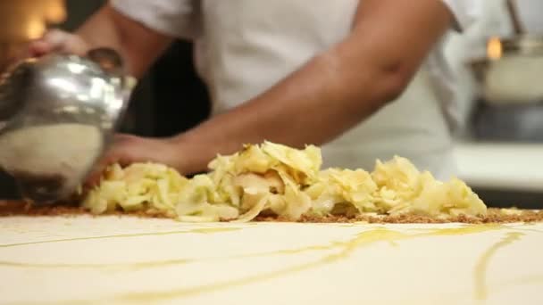Szef kuchni rozprzestrzenia się cienkie plasterki jabłka — Wideo stockowe