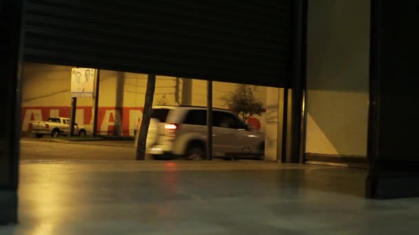 Закрытие гаражной двери — стоковое видео