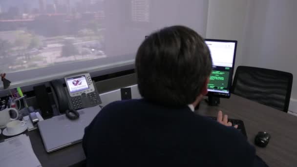 Trabalhador na mesa do computador — Vídeo de Stock