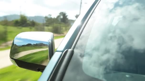 Автомобіль з бічним дзеркалом — стокове відео