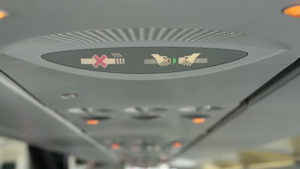 CU de cinto de segurança sinal de iluminação no avião — Vídeo de Stock
