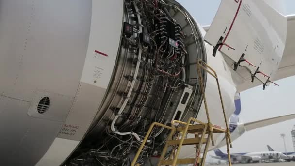 Avión estacionado en la pista — Vídeo de stock