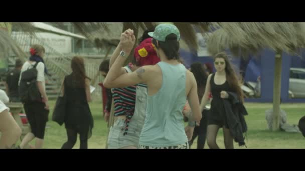 Danza en pareja en el festival — Vídeos de Stock
