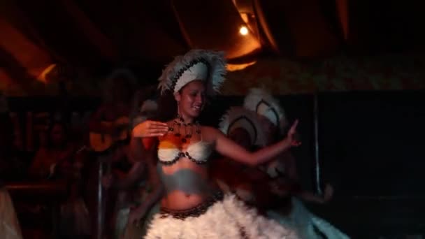 Bailarines bailando Rapanui — Vídeo de stock