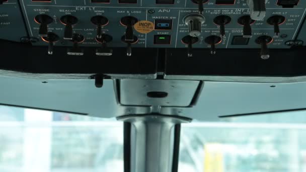 Uçak pilot flicking anahtarı — Stok video