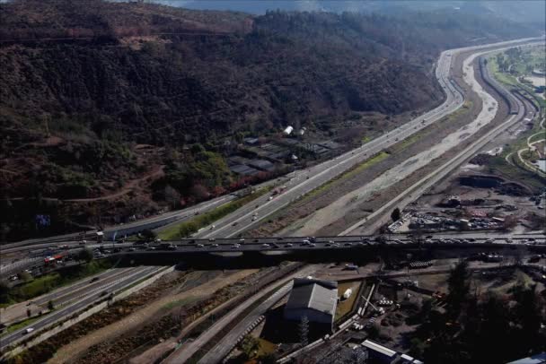 Αυτοκινητόδρομος με θέα στην πόλη — Αρχείο Βίντεο