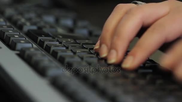 Person tippt auf Tastatur — Stockvideo