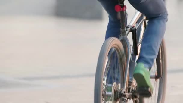 Jonge fietser in stad — Stockvideo