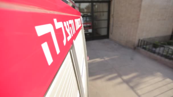 Hasičské auto s hebrejským nápisem — Stock video