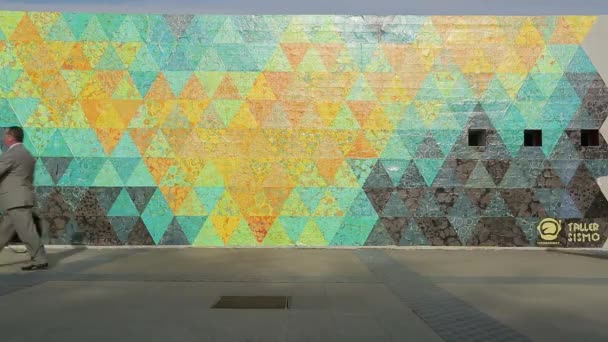 Kolorowy mural, jak ludzie przechodzą przez — Wideo stockowe